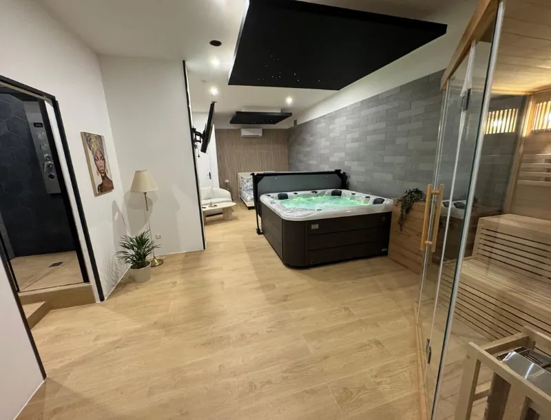 Suite privative Aurore Boréale espace balnéo et espace nuit-Élégance Spa Suite-suite privative-espace bien-être-spa privatif-sauna finlandais-jacuzzi-balnéo-espace détente-réservation évènements-anniversaire-fête-groupe-amoureux-famille-suite de luxe-Thiers-Puy-de-Dôme