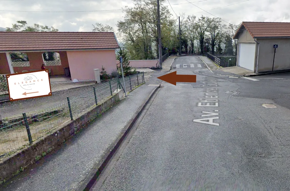 chemin arrivée par le haut de Thiers-Élégance Spa Suite-suite privative-espace bien-être-spa privatif-sauna finlandais-jacuzzi-balnéo-espace détente-réservation évènements-anniversaire-fête-groupe-amoureux-famille-suite de luxe-Thiers-Puy-de-Dôme