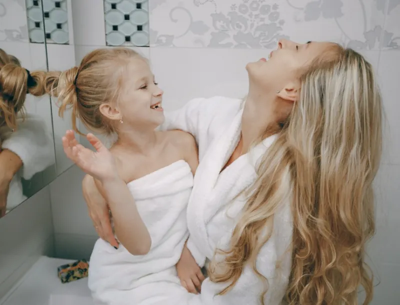 suite privative offre en famille- Élégance Spa Suite-suite privative-espace bien-être-spa privatif-sauna finlandais-jacuzzi-balnéo-espace détente-réservation évènements-anniversaire-fête-groupe-amoureux-famille-suite de luxe-Thiers-Puy-de-Dôme